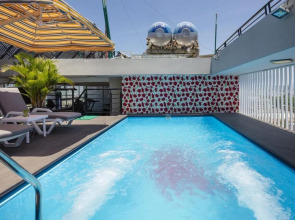 Maple Leaf Hotel & Apartment