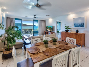 Lagoon 206 on Hamilton Drive