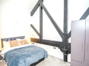 New Apartment - Sleeps 4 - Parking - City Centre
