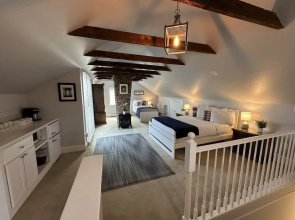 Unique Loft With Rooftop Deck In Downtown Newport - Unit 3 Home