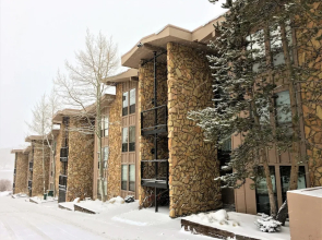 Lake Cliffe 2 Bed 2 Bath Views - 2 Br condo by RedAwning