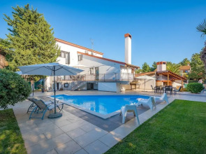 Scenic Villa With Private Garden