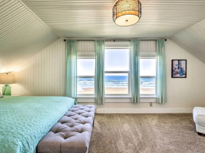 Beachfront Newport Cottage With Private Hot Tub!