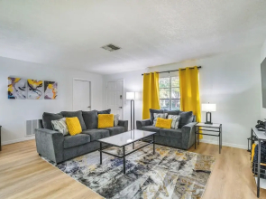 Home w/ Screened Porch, Near Weeki Wachee Springs!