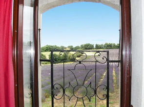 Private Garden House in Redortiers