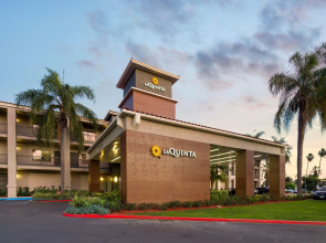 La Quinta Inn & Suites by Wyndham Orange County Airport