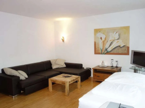 Tolstov-Hotels Large 3 Room Apartment