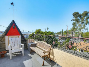 1 Mi to Ocean! Home w/ Rooftop Deck in Long Beach