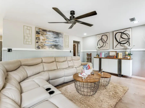 4 Mi to Airport: Atlanta Home w/ Deck & Hot Tub