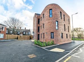 OPP Apartments Barall Court - Great for contractors, 2 miles from city centre, free parking & WIFI
