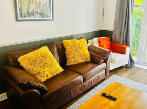 Impeccable 3-bed House in Nottingham Free Parking