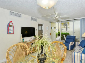 LaPlaya 102E-Tropical garden view near the pool!