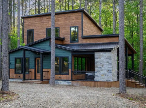 Brand New Luxury 2 Bedroom with Loft and Spa Sleeps 10