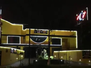 Luna Motel