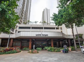 Waikiki Banyan Modern One Bedroom Free Parking