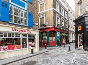 1 Bed Flat in St Paul's the Very Centre of London!