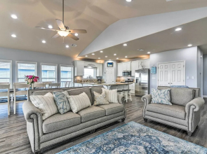 Steps to Shore: Crystal Beach Retreat w/ Deck!