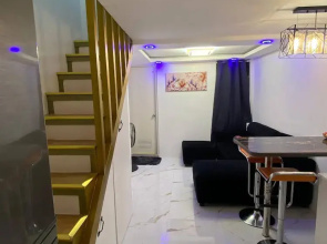 Golden Loft With Mood Lighting,stylish Staycation Loft Fast Wi-fi, Soft Couch