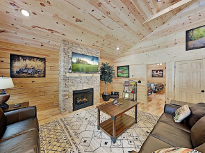 Southern Comfort: All-suite Getaway W/ Hot Tub 2 Bedroom Cabin