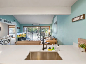 Lake Views, Lakefront Pool, Great Location!