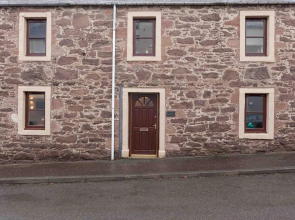 Ground Floor Apartment W/large Enclosed Garden