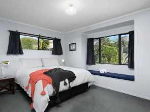 Convenient Family Bach with easy access to Blake Park the beach and downtown