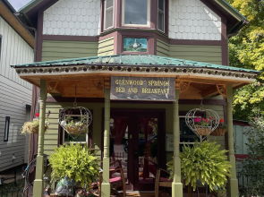 Downtown BnB King Bed Clawfoot Tub & Hot Tub