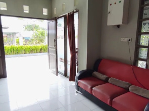 OYO 93051 Wisma Syariah Buloe Near Lapangan Abubakar Lambogo Batili Enrekang