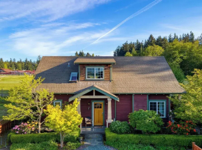 Sunny Backyard, Fireplace, Coastal Access in Peaceful Neighborhood Near Shopping