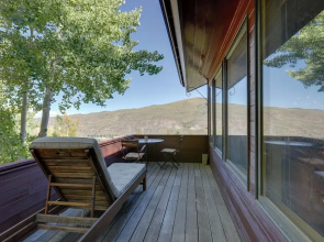Vail 'treehouse' + Hot Tub, Sauna & Mtn Views