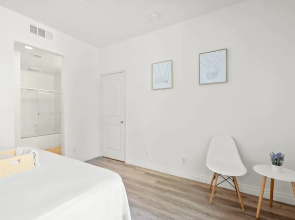 Private Entry Cozy Suite w Patio Bath Kitchenette