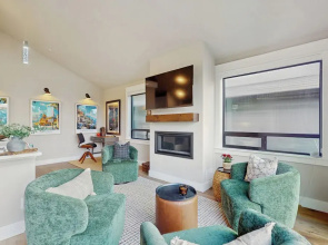 1 BR Home w/ Gas Fireplace & Puget Sound Views