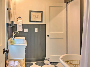 Beautiful Hill Country Cottage - Walk to Downtown!