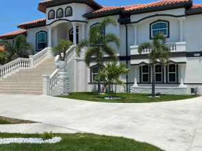 My Kind Of Town 5 Bedroom Home by Redawning