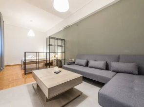 Vibrant Cozy Flat Near the Metro