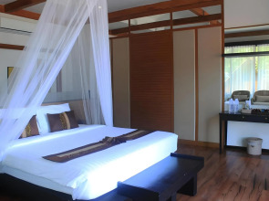 Phi Phi Long Beach Resort & Villa