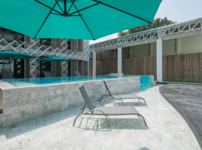 Yanud Hotel
