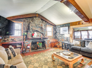 Medicine Park Getaway: Kayaks, Deck & Mtn Views!