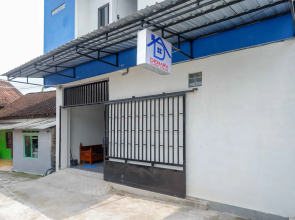 RedDoorz near Patung Kuda Solo Baru
