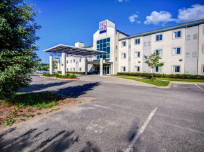 Motel 6 Huntsville, ON