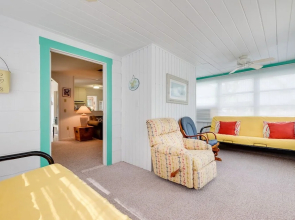 Albee Sunset Cottage, 2 Bedrooms, Pet Friendly, Wifi, Sleeps 8