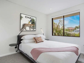 North-east Facing Modern 2-bed Apartment