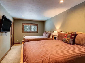 Ski-in Condo Steps From Downtown!! + Free Parking!