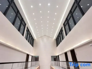 Rezen Dongshan Longyue (Longmen Station Longmen Grottoes)