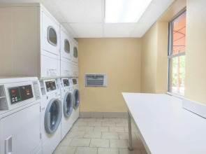 Grand Hotel Orlando at Universal Blvd - Shuttle to Theme Parks