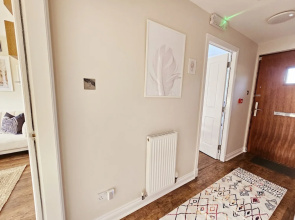 Modern 5 Bed Townhouse with Free Parking