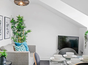 NEW 5 Sarah House by Truestays - 2 Bedroom Apartment - FREE Wifi & Parking