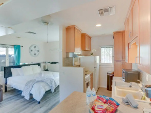 Colton Studio w/ Fire Pit, 4 Mi to San Bernardino!