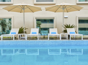 Hilton Garden Inn Dubai, Mall Avenue