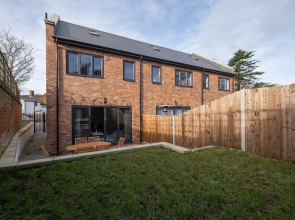 Modern 4 Bedroom House 01 With Parking in Farnham